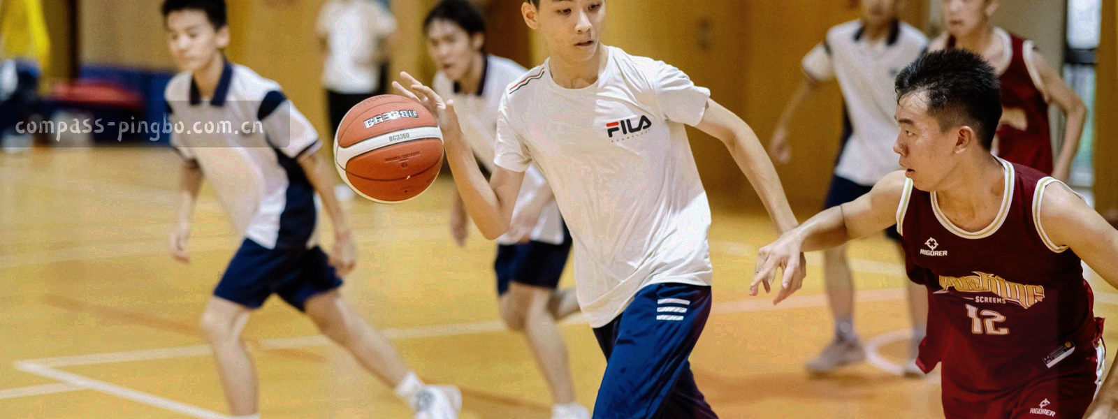 观众席虚焦光影与手持设备屏幕亮光交叠，画面中无清晰人物面部